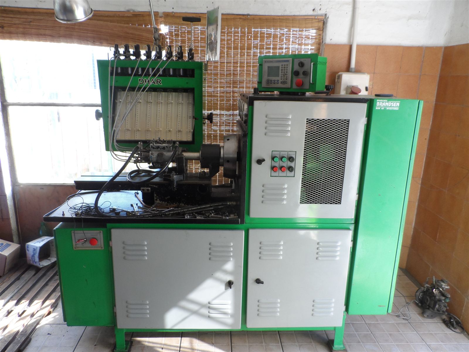Banco de pruebas Dhar para bombas de inyección diésel, en el taller de Diesel Brandsen