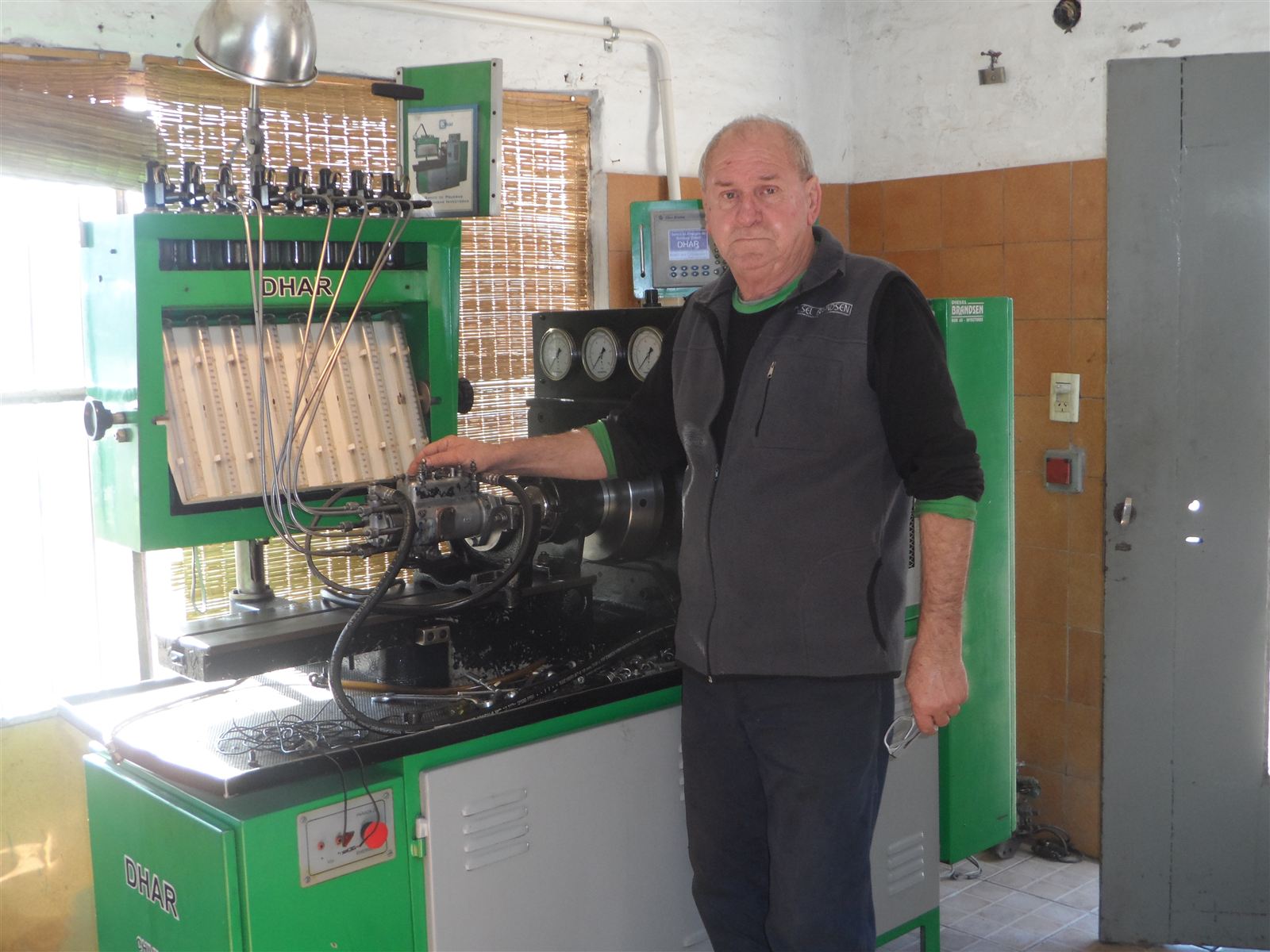 Dueño de Diesel Brandsen junto al banco de pruebas