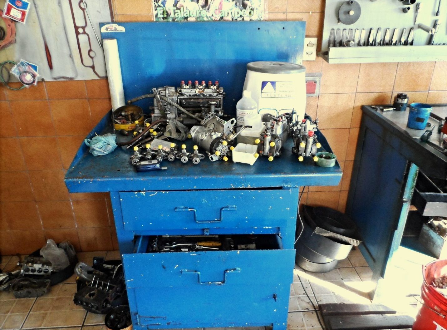 Mesa de trabajo con bombas e inyectores diésel en reparación